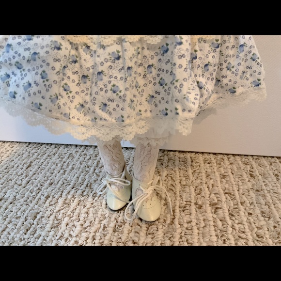 1988 Vintage Collectible Porcelain Doll with a Stand - Picture 7 of 10